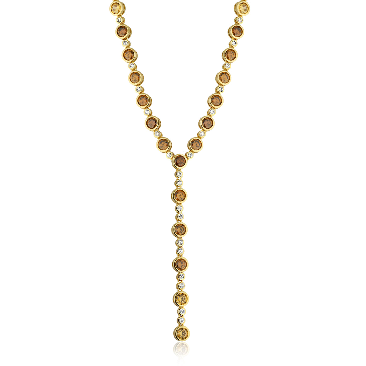 Mulher usando conjunto brinco e colar de zircônia âmbar dourado em ocasião especial