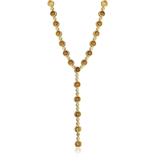 Mulher usando conjunto brinco e colar de zircônia âmbar dourado em ocasião especial