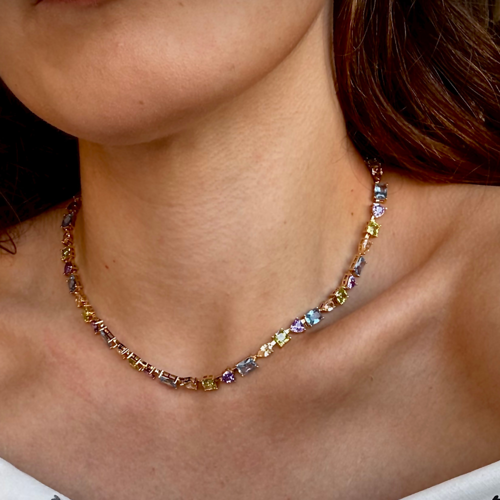 Modelo usando colar pedra irregular dourado no pescoço