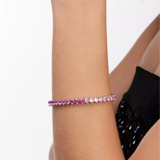 Detalhe das pedras rosa degradê da pulseira riviera dourada