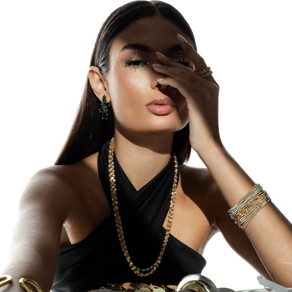 Mulher usando Colar Torcido Liso Banho Ouro 18k no pescoço