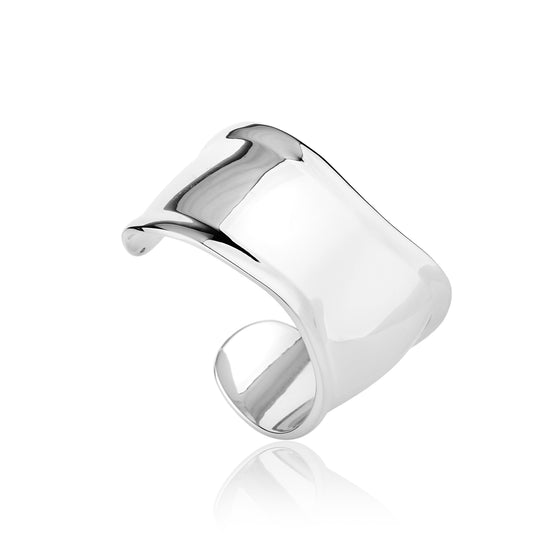 Bracelete liso prateado com acabamento espelhado e design orgânico