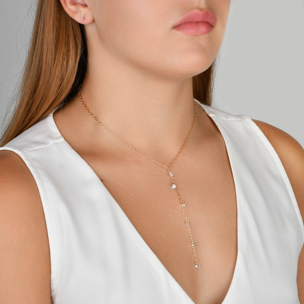 Mulher usando colar gargantilha gravata pedras cristal banho ouro