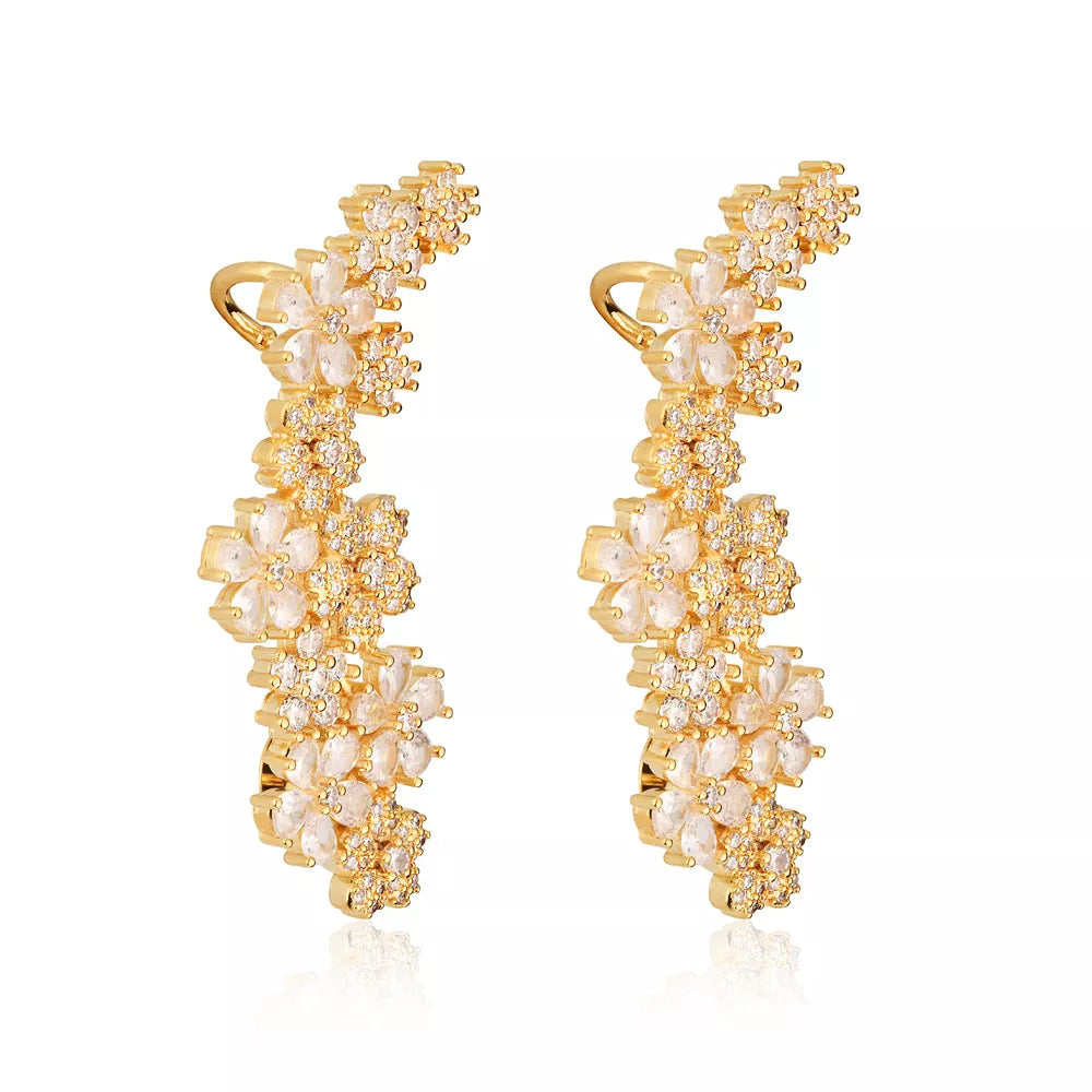 Detalhe do design floral do brinco flores banhado a ouro 18k