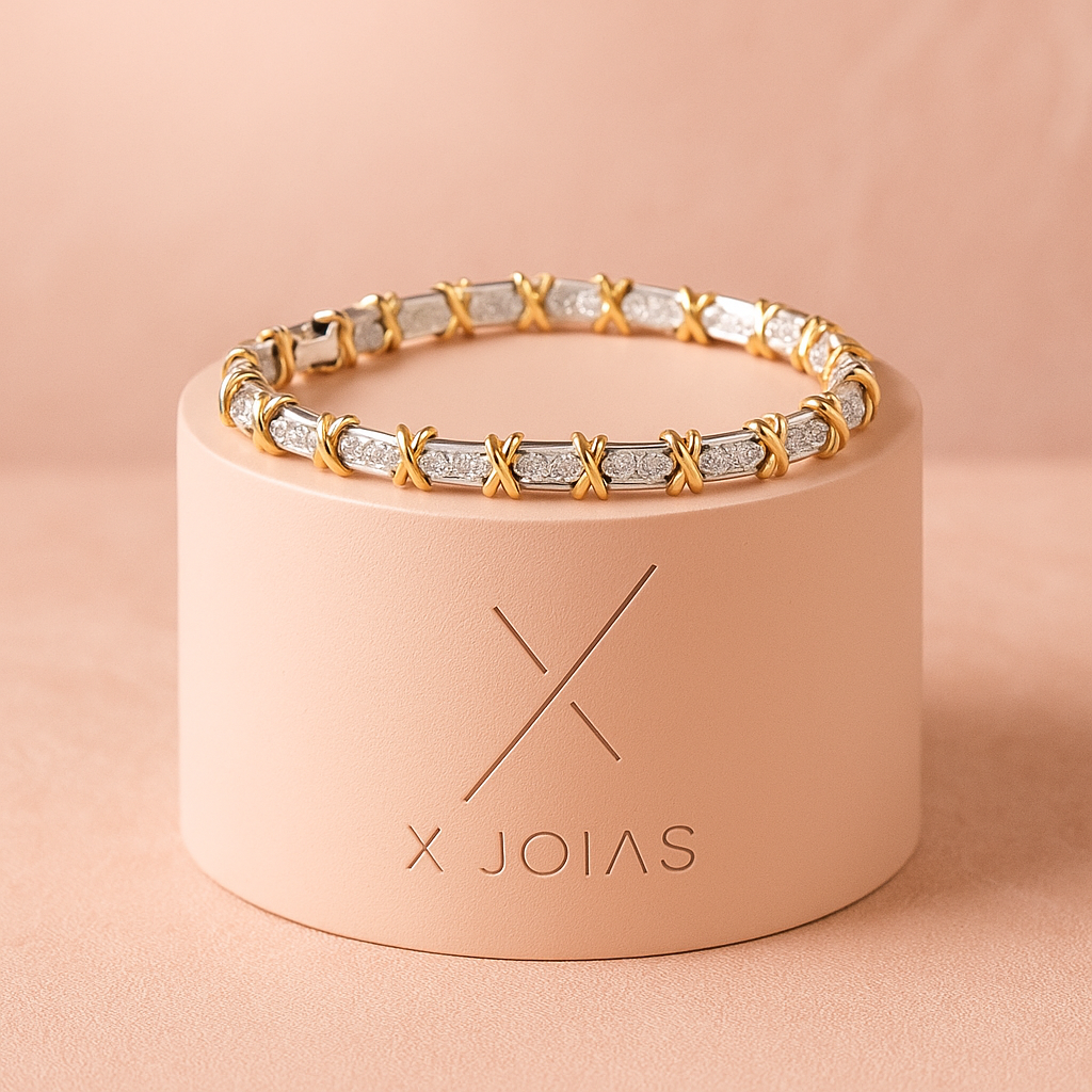 Pulseira bicolor elos X sendo usada no pulso feminino