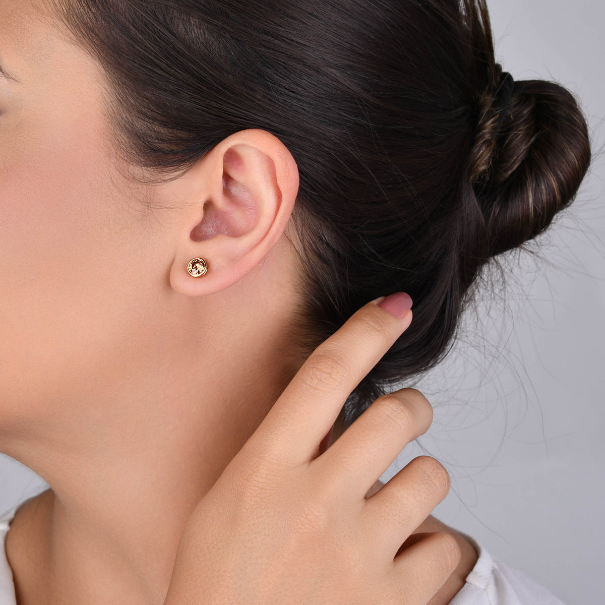 Mulher usando conjunto brinco e colar de zircônia âmbar dourado em ocasião especial