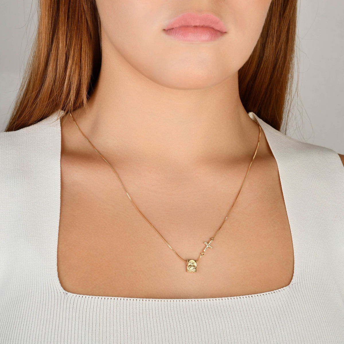 Modelo usando colar escapulário e cruz banho ouro 18k no pescoço