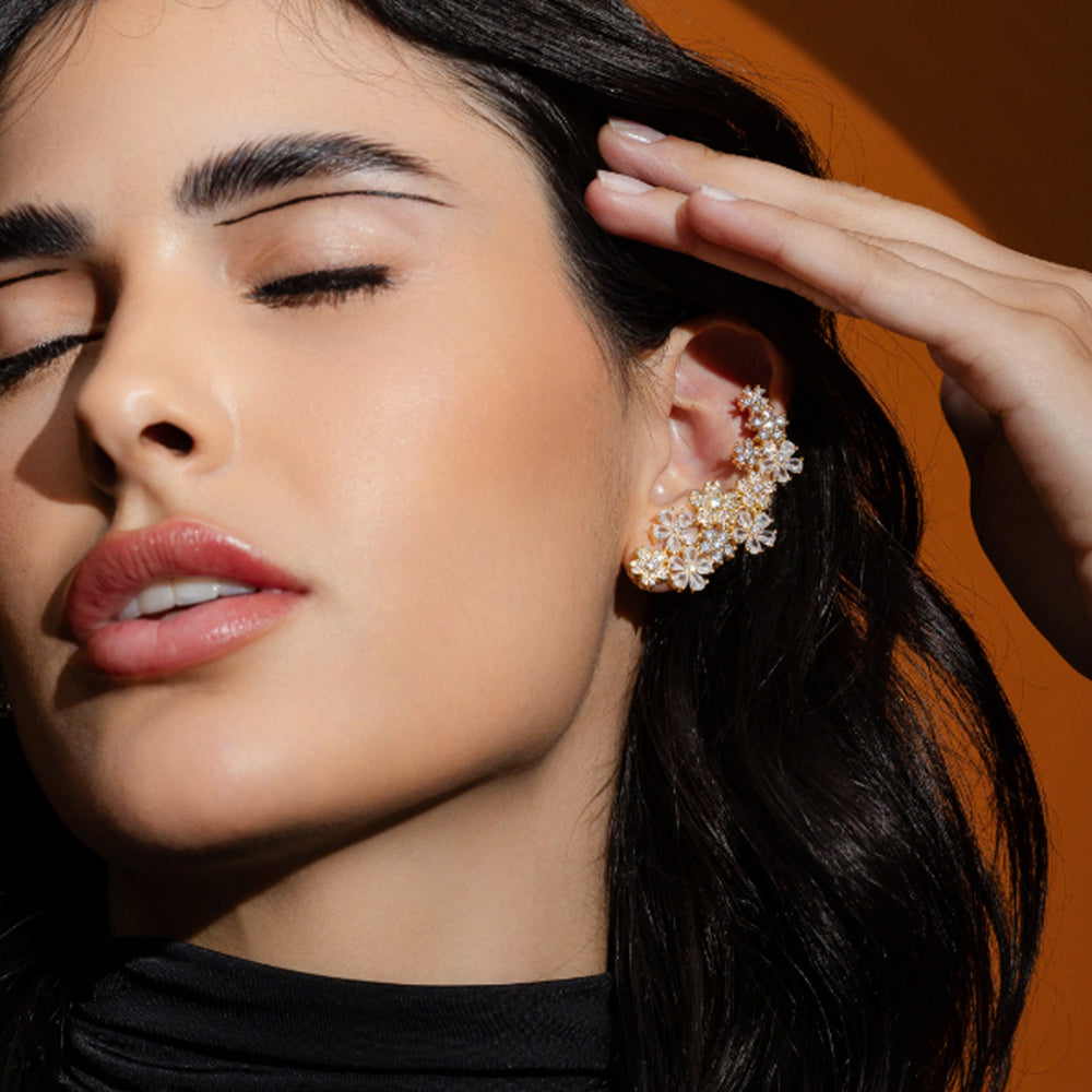 Modelo usando brinco flores dourado com acabamento em ouro 18k