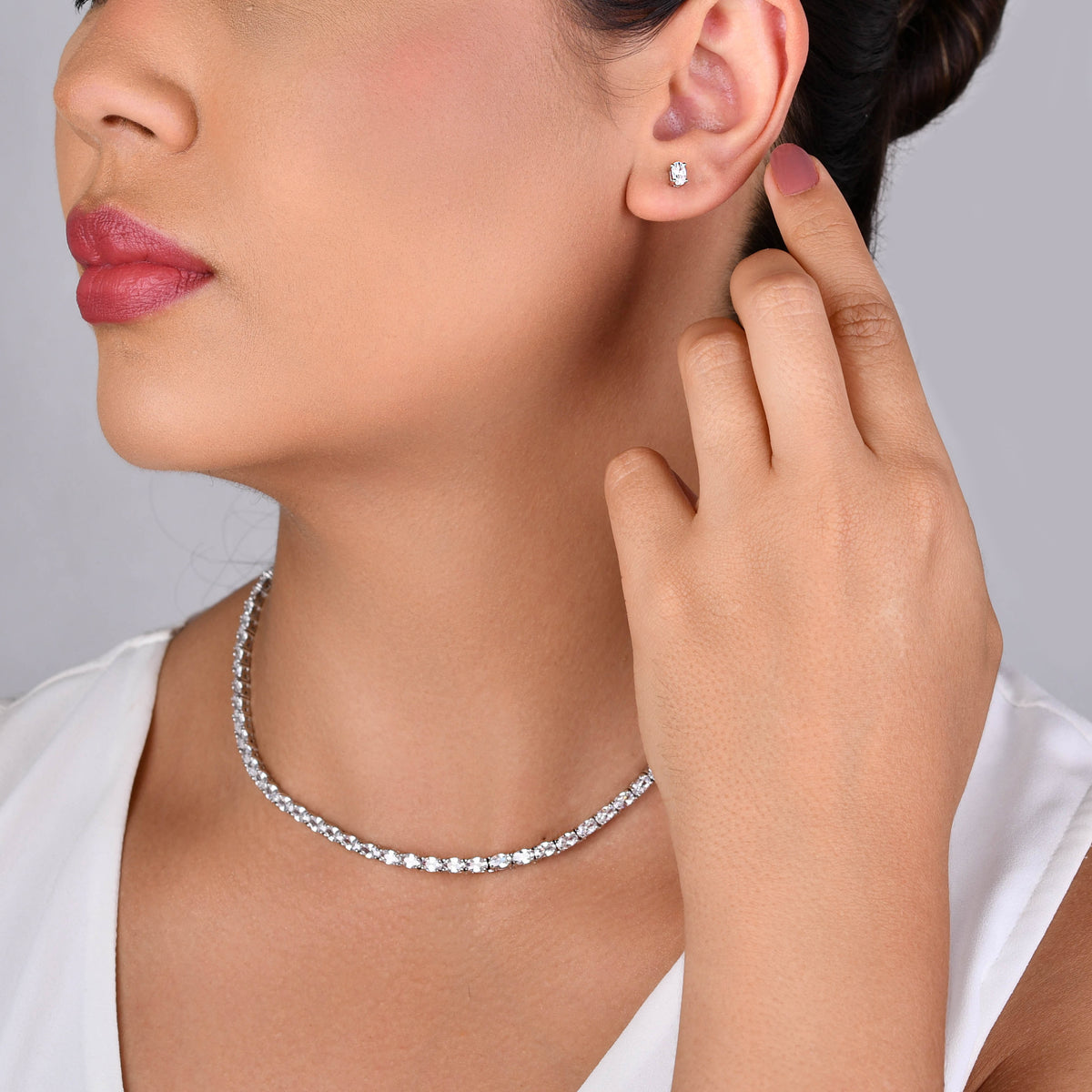 Conjunto de brinco e colar com zircônias cristal e banho de ródio branco da Selet Joias