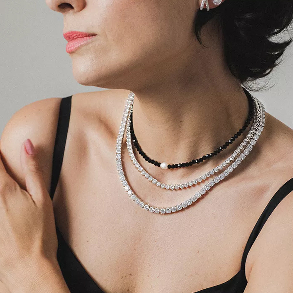 Mulher usando colar de pérolas cultivadas com cristais banho ouro 18k