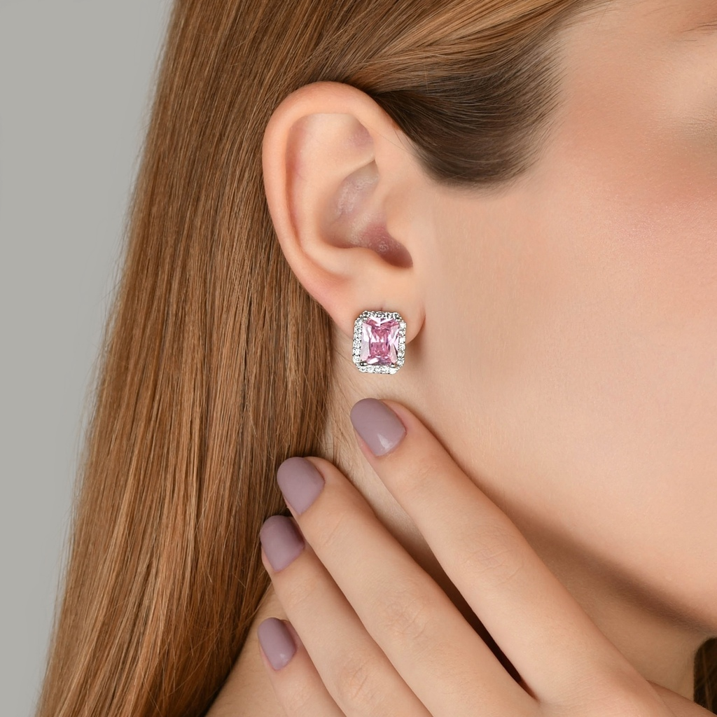 Mulher usando brinco zircônia rosa quadrado banho ródio branco