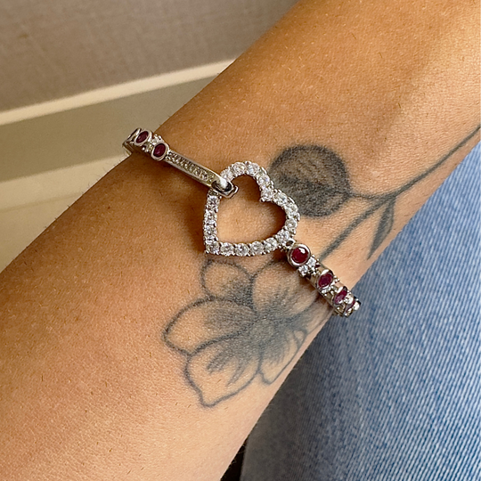Pulseira coração de ródio branco sendo usada no pulso