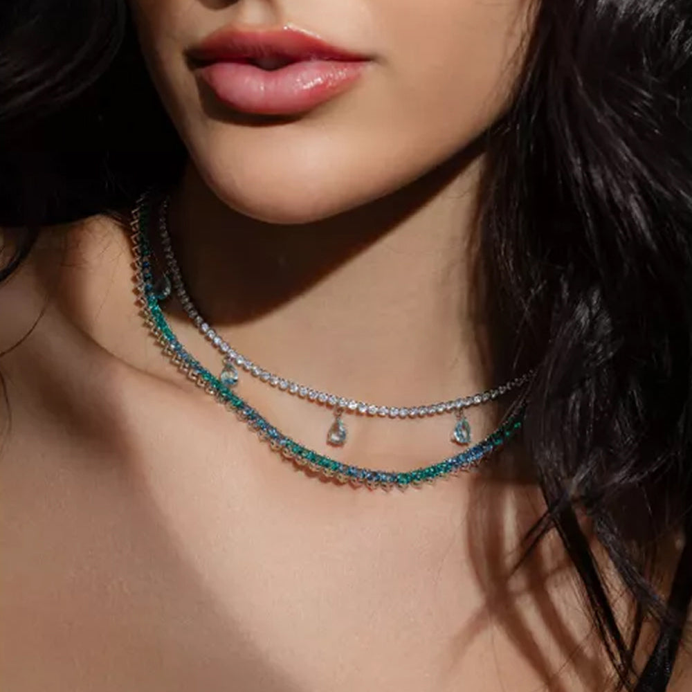 Mulher usando colar gotas azul banho ródio branco