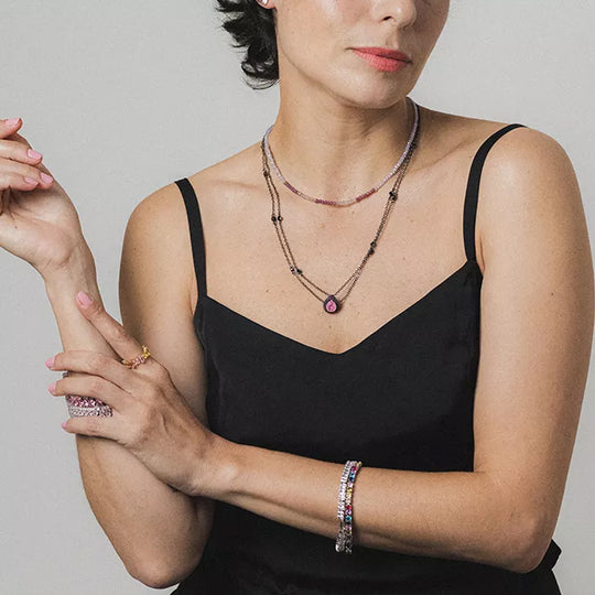 Detalhe do pingente gota com zircônia roxa lapidada