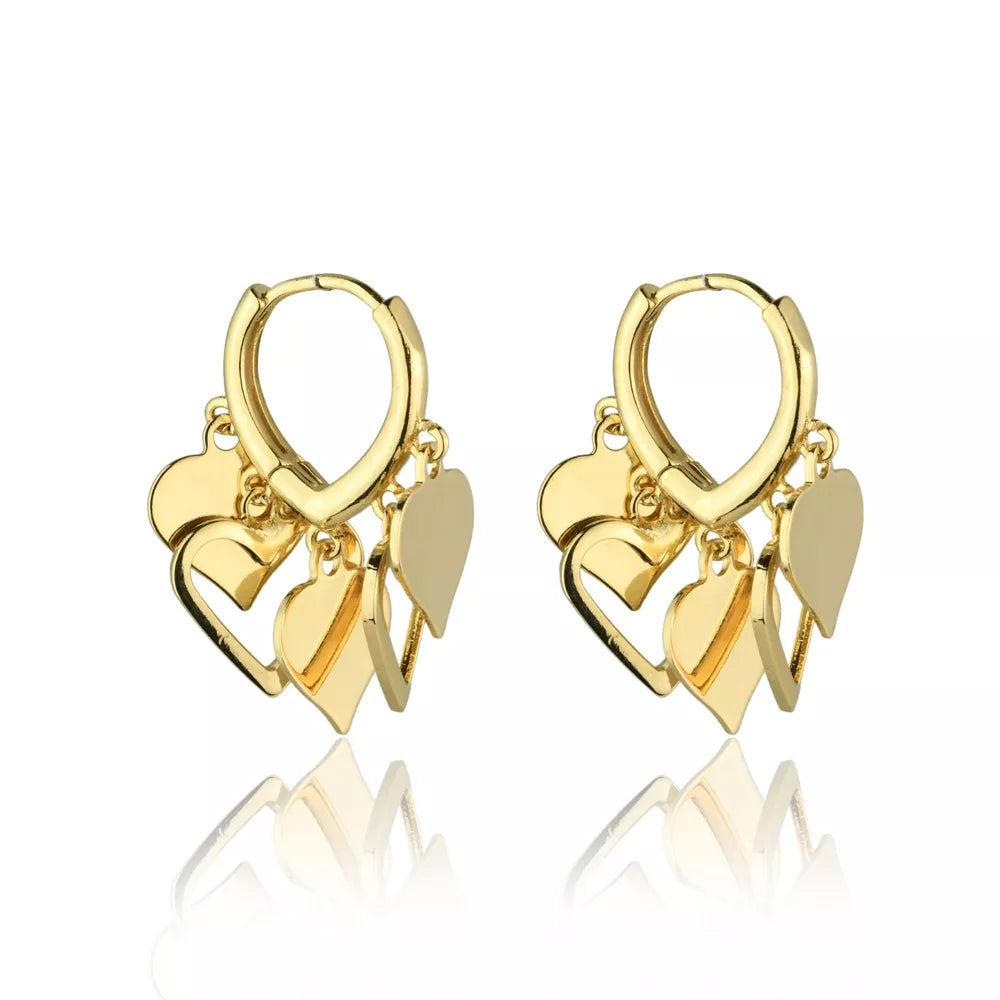 Brinco argola corações banho ouro 18k com design romântico e delicado