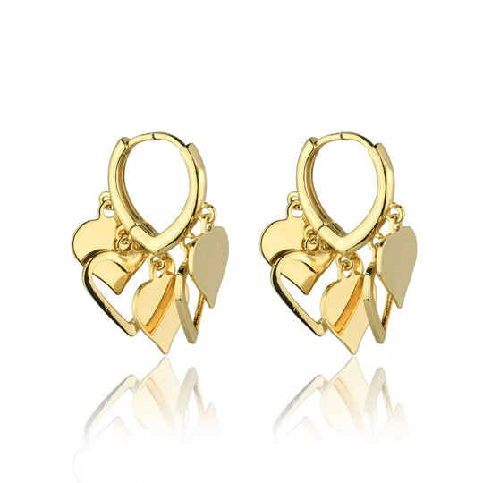 Brinco argola corações banho ouro 18k com design romântico e delicado