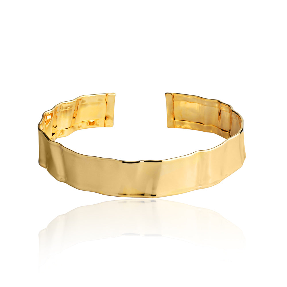 Choker rígida martelada banho ouro 18k sobre fundo claro
