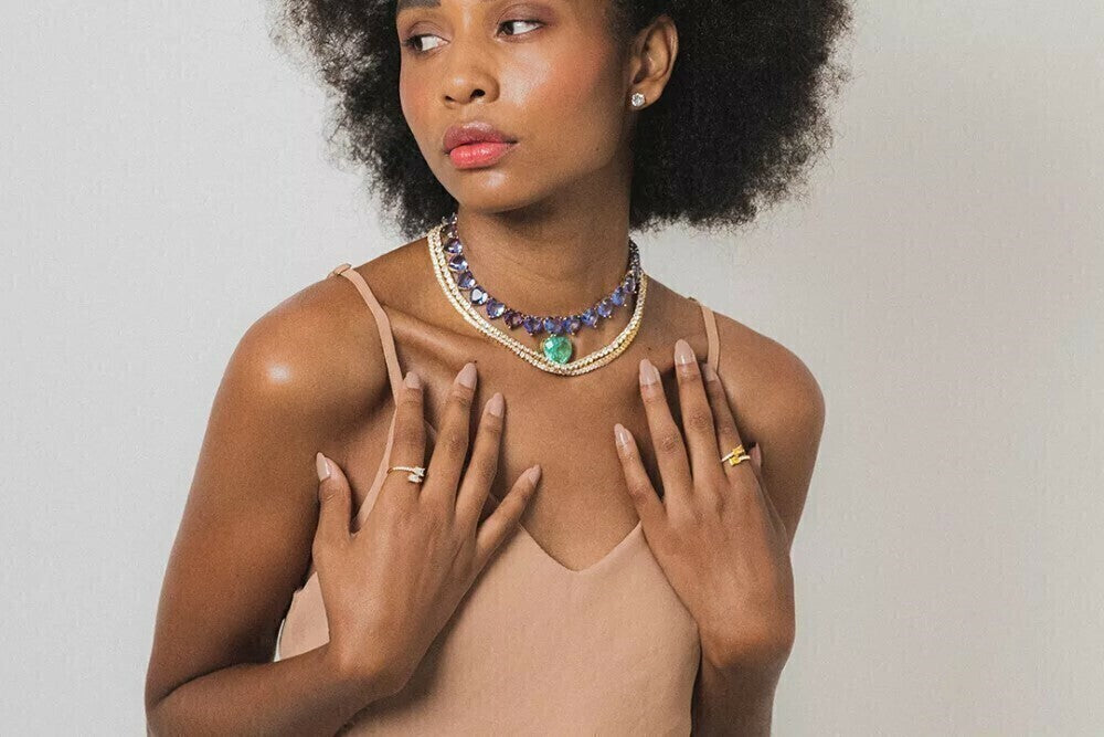 Mulher usando colar coração robusto dourado no pescoço em look casual