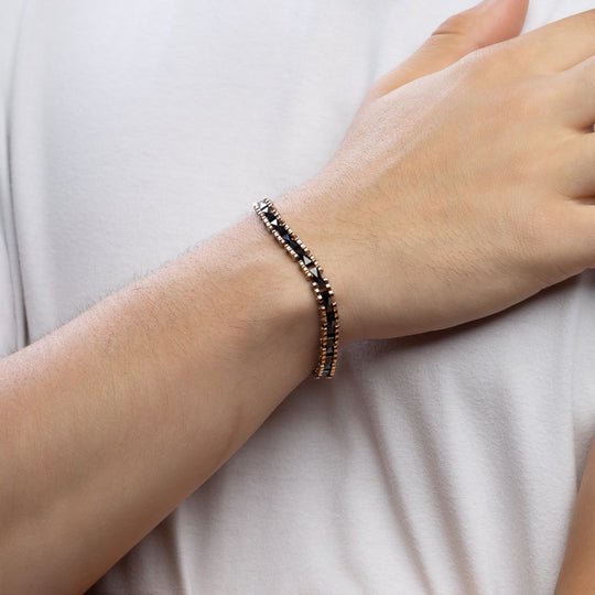 Detalhe do acabamento polido e contraste entre preto e rose gold da pulseira de tungstênio