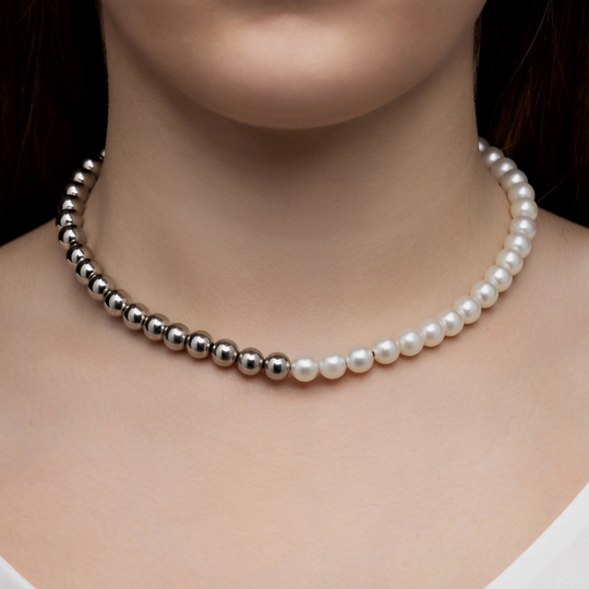Detalhe do acabamento da choker com bolas em ródio e pérolas, evidenciando o fecho ajustável