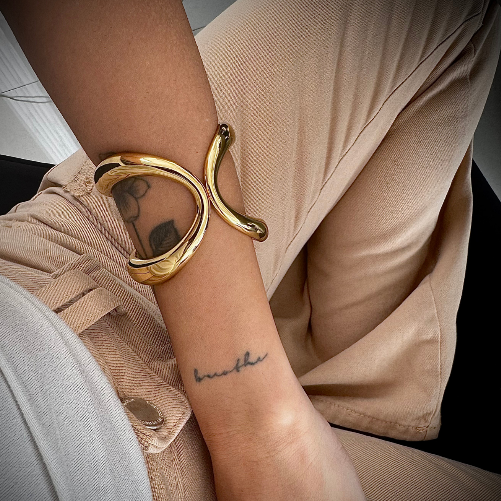 Pulseira bracelete robusta banho ouro 18k usada no pulso