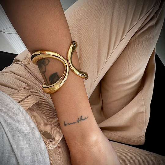 Pulseira bracelete robusta banho ouro 18k usada no pulso
