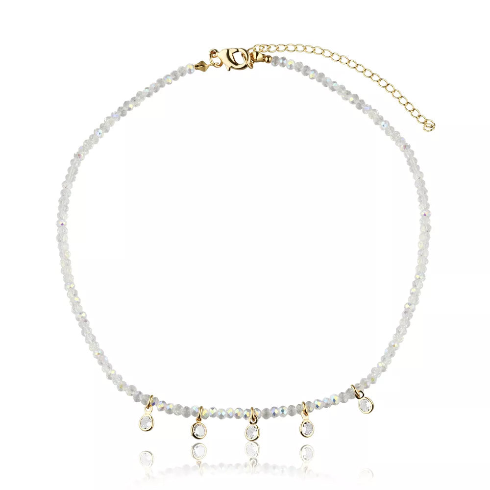 Colar cristais branco banho ouro 18k da Selet Joias em fundo claro