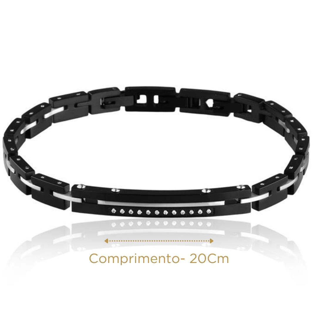Homem usando pulseira tungstênio black no pulso