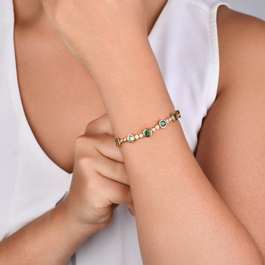 Detalhe das zircônias verdes categoria AAA cravadas na pulseira banho ouro 18k