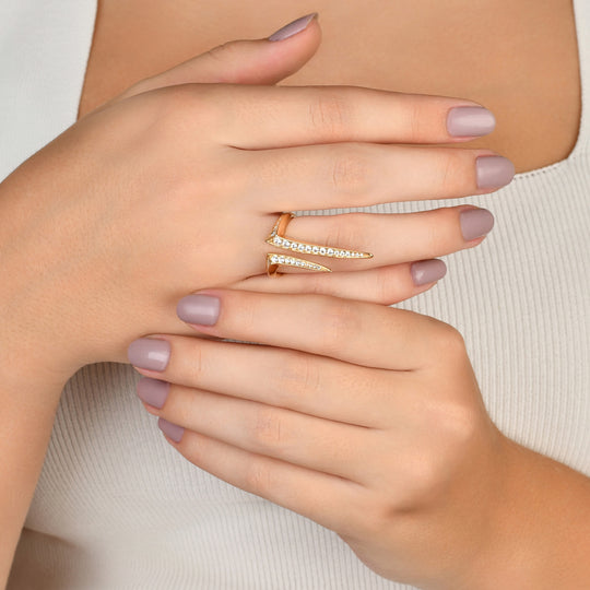 Detalhe close das zircônias AAA cravejadas nas garras do anel dourado