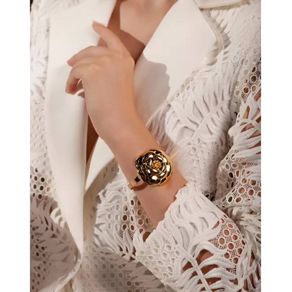 Detalhe do design floral do bracelete dourado Selet Joias