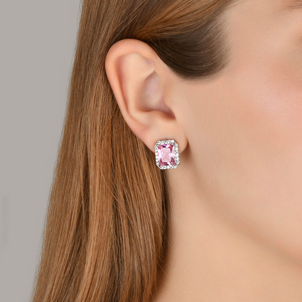 Mulher usando brinco zircônia rosa quadrado banho ródio branco
