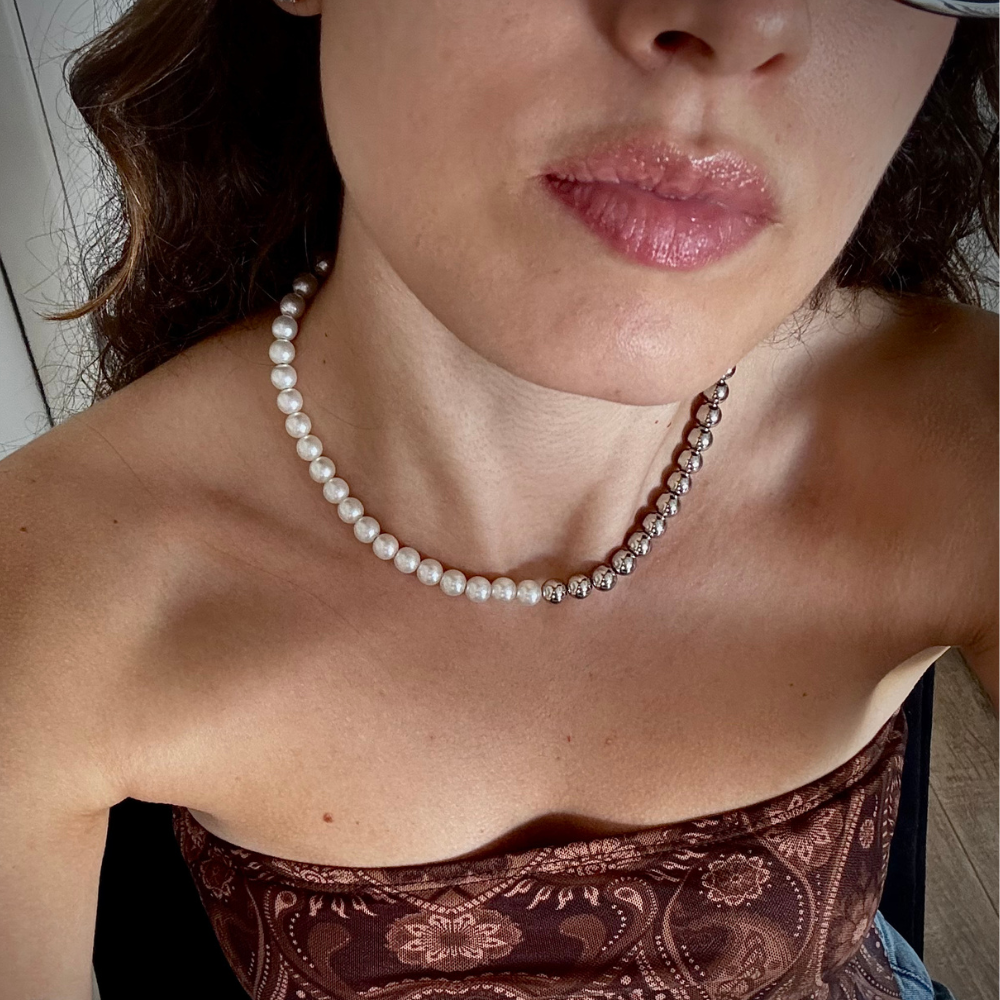 Choker metade pérola banho ouro 18k em uso no pescoço