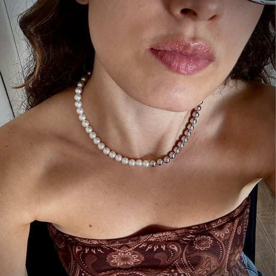Choker metade pérola banho ouro 18k em uso no pescoço