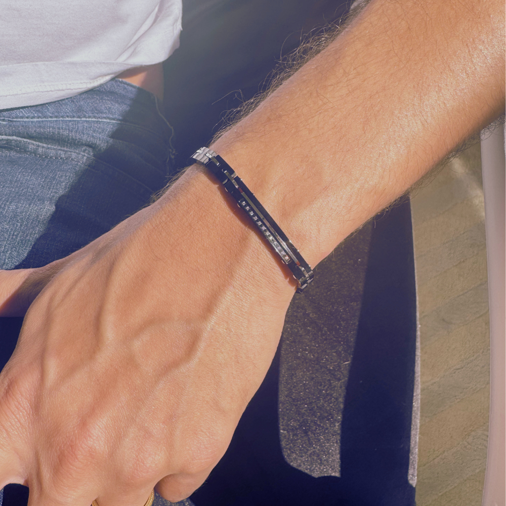 Homem usando pulseira tungstênio black no pulso