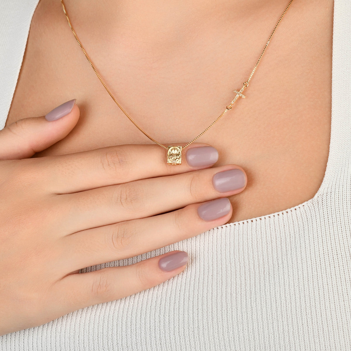 Modelo usando colar escapulário e cruz banho ouro 18k no pescoço