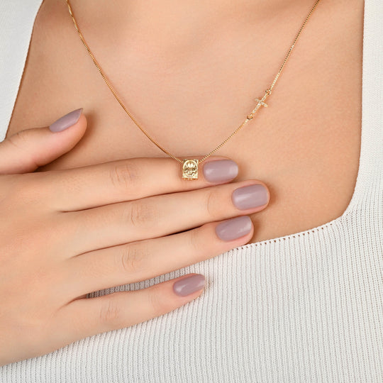 Modelo usando colar escapulário e cruz banho ouro 18k no pescoço