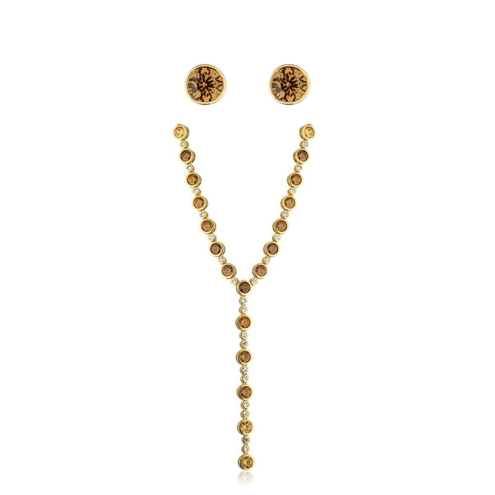 Mulher usando conjunto brinco e colar de zircônia âmbar dourado em ocasião especial