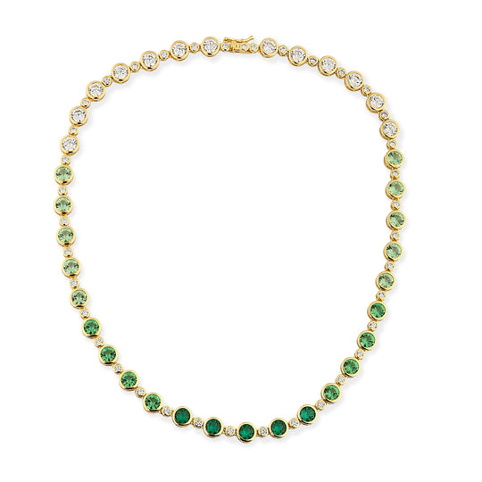 Mulher usando colar zircônias verdes dourado no pescoço