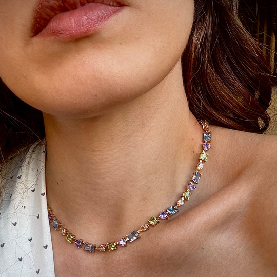 Detalhe da pedra irregular com banho dourado do colar Selet