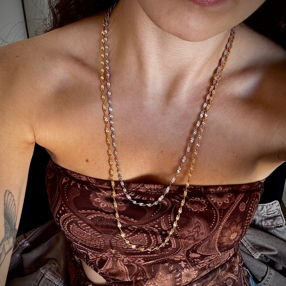 Mulher usando colar torcido liso ródio branco no pescoço