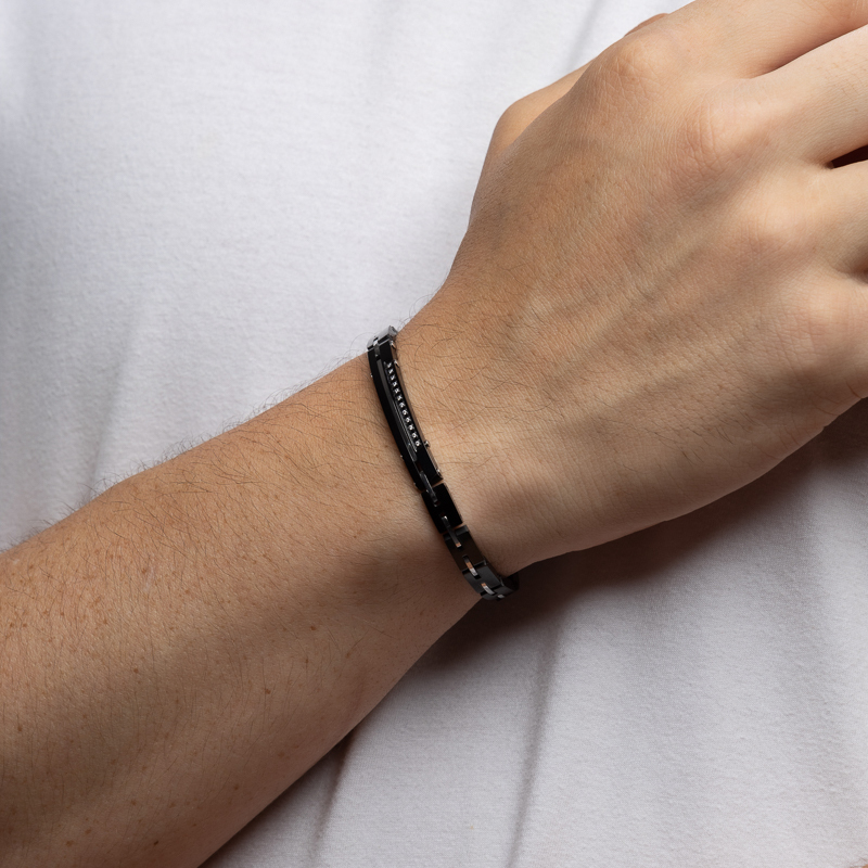 Homem usando pulseira tungstênio black no pulso