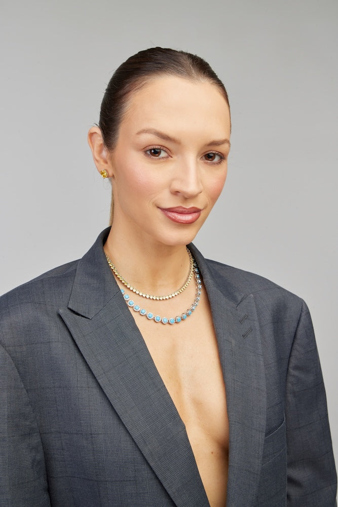 Mulher usando Colar Riviera Amarela 3 Pontas Ródio Branco