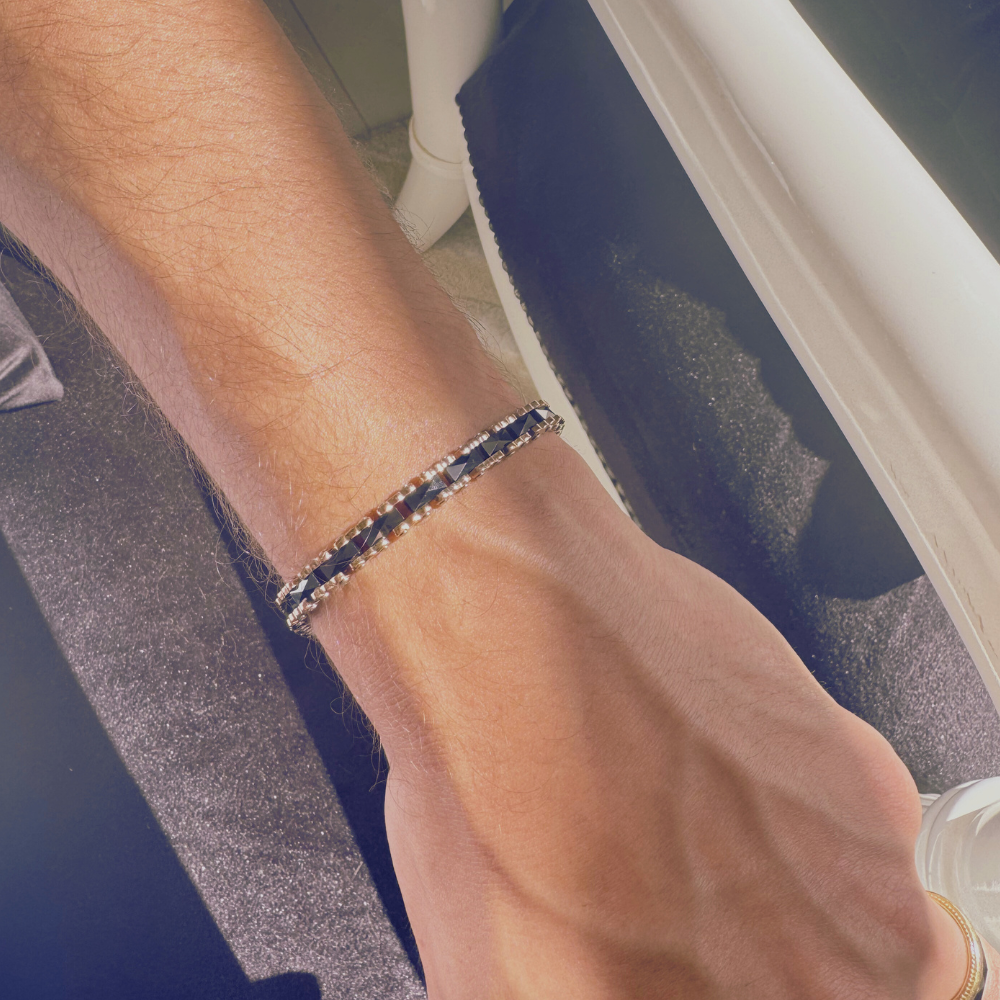 Pulseira de tungstênio black e rose sendo usada no pulso masculino