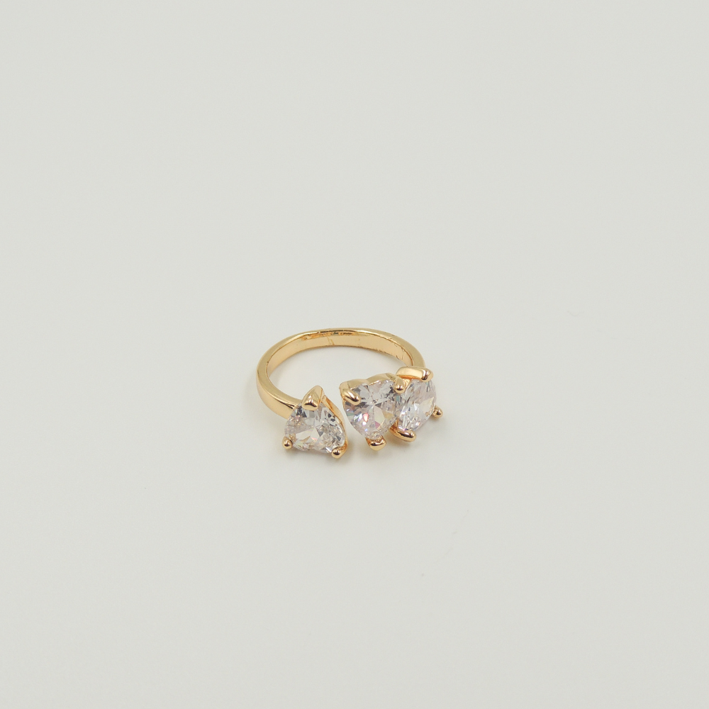 Mulher usando anel ajustável três corações banho ouro 18k