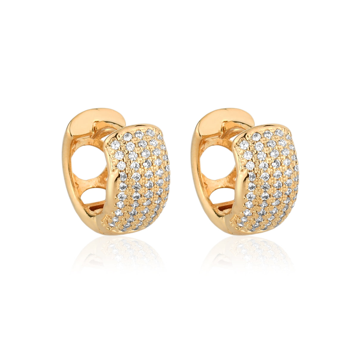 Close-up do trio de brincos argola banho ouro 18k mostrando acabamento polido