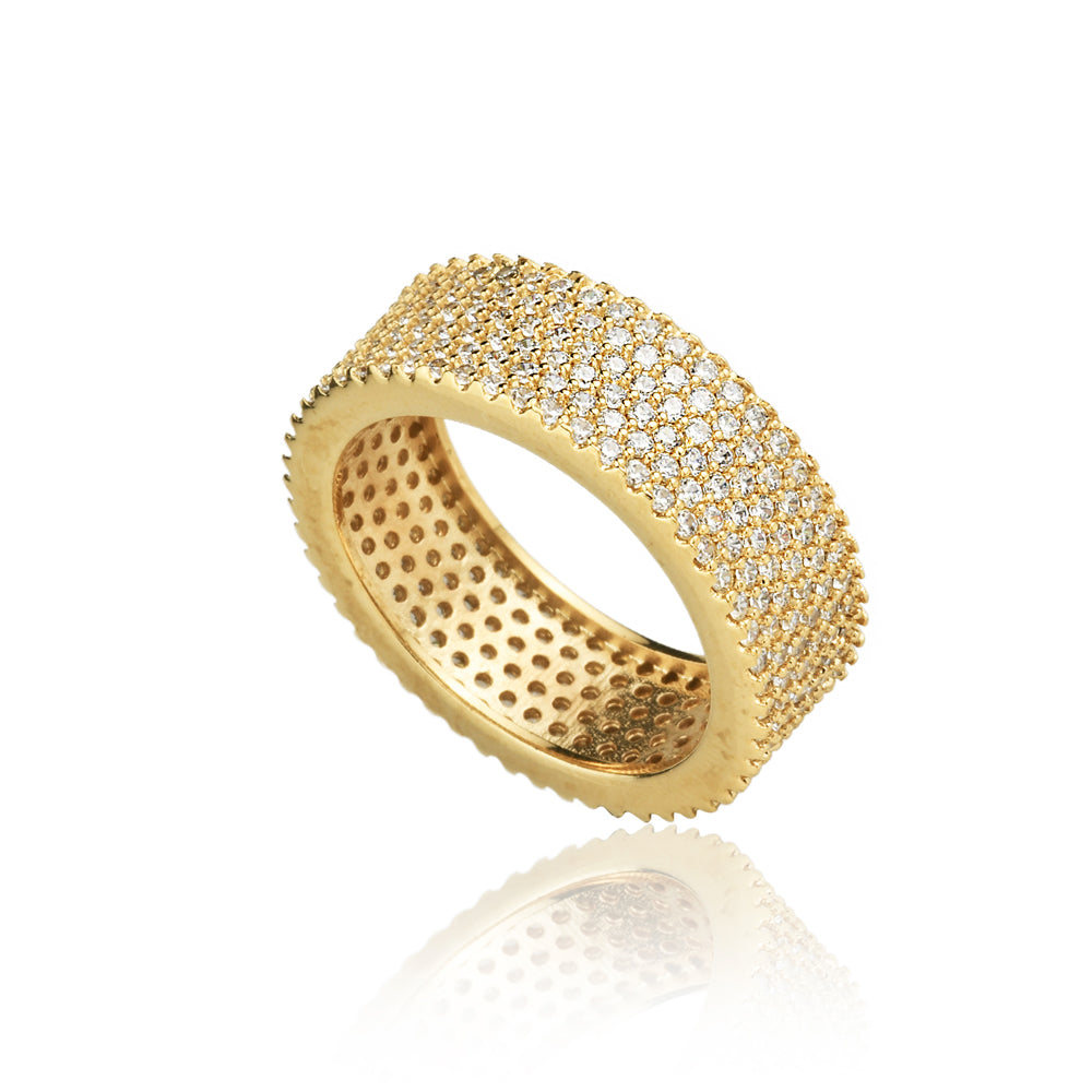 Detalhe das zircônias cravejadas do Anel Brilho Cravejado dourado