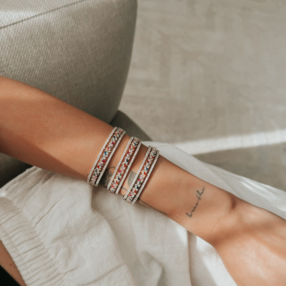 Detalhe do acabamento em mosaico do bracelete banhado a ouro 18k
