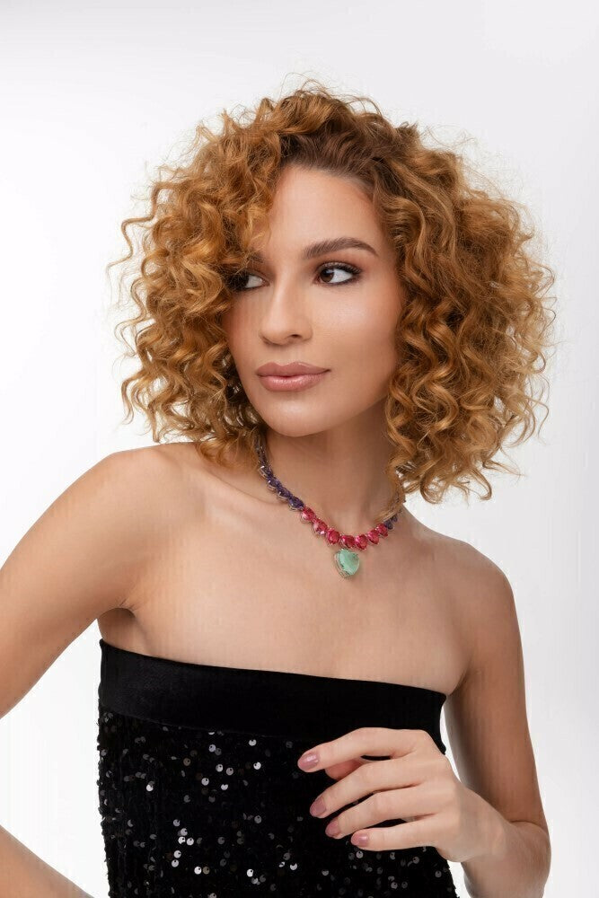 Mulher usando colar coração robusto dourado no pescoço em look casual