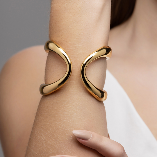 Detalhe da estrutura volumosa e acabamento polido da pulseira bracelete robusta